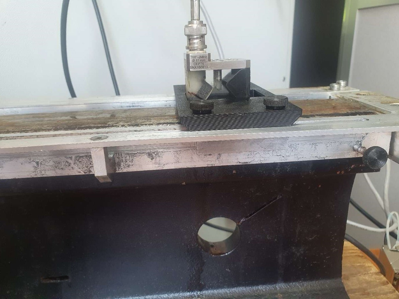 Ultrasonic probe inspecting rail for flaw detection